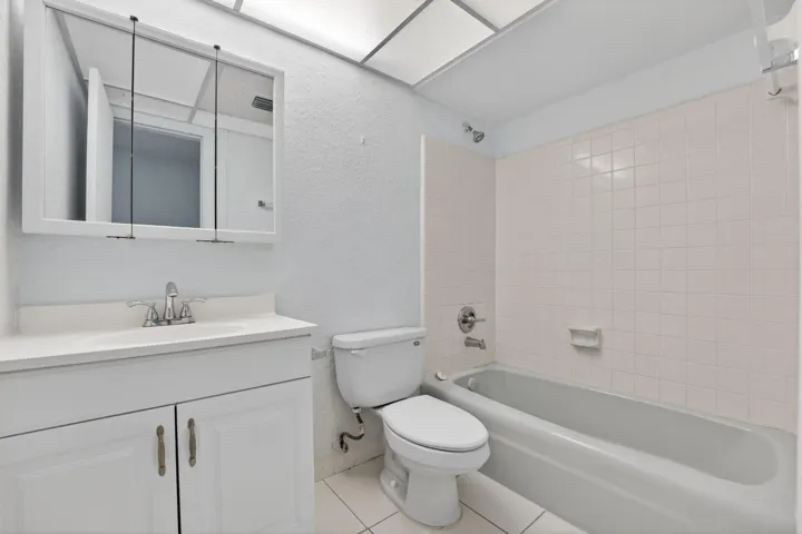 2nd bath/social - tub