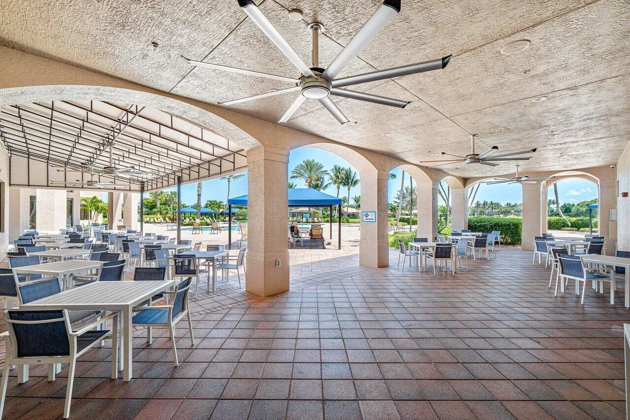 Valencia Pointe