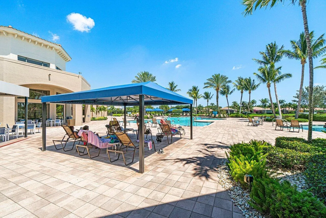 Valencia Pointe