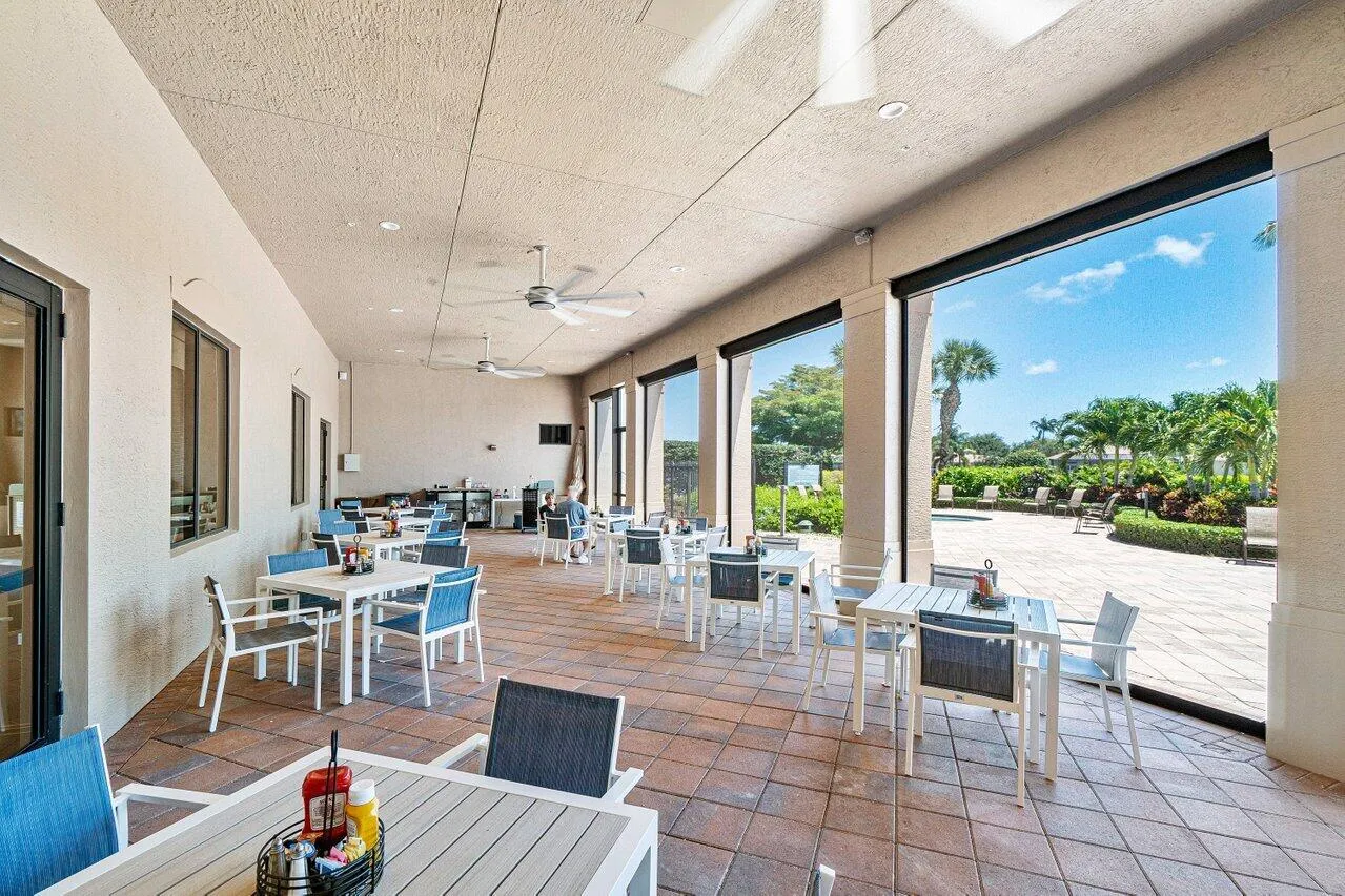 Valencia Pointe