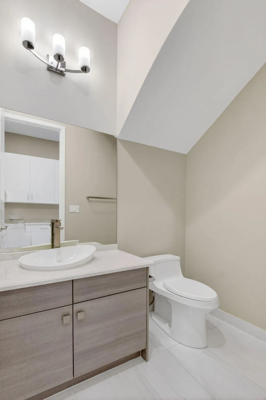 Bath 6/Guest Bath on Main