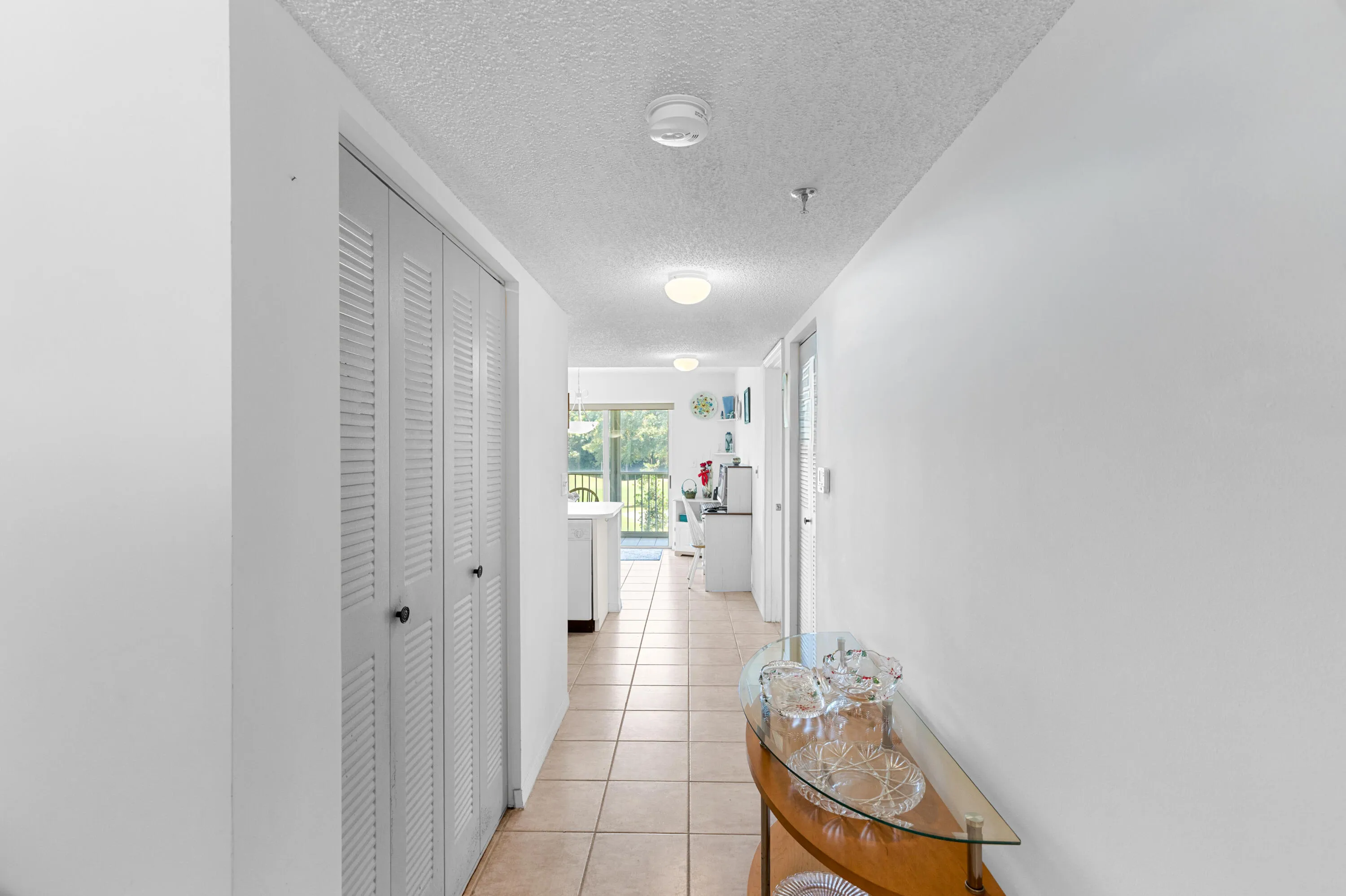 Hallyway (to left is the laundry room bifold doors -in picture closed)