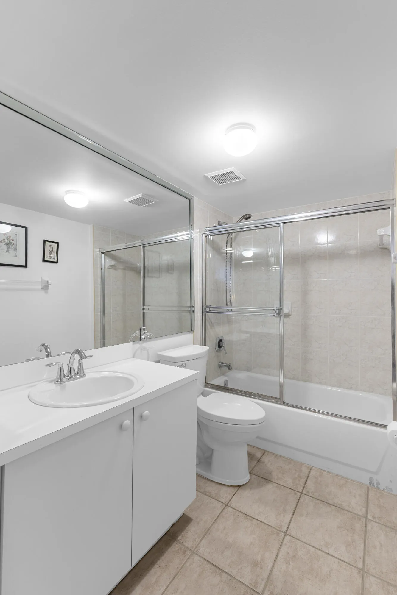 2nd bathroom with shower / tub combo
