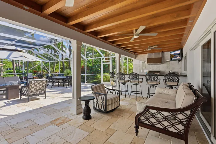 Bar and Summer kitchen area