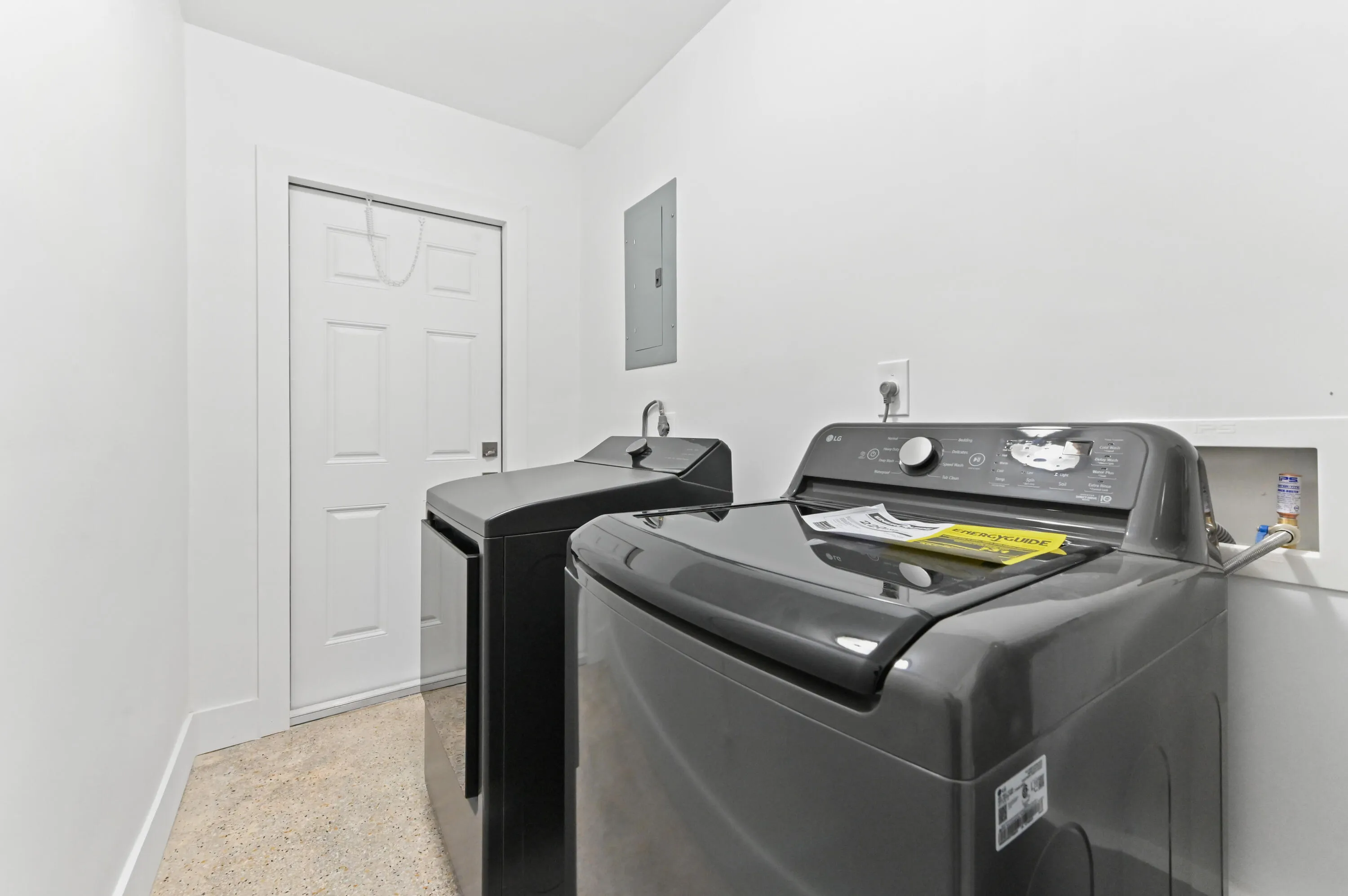 Full Size Washer/Dryer in utility room