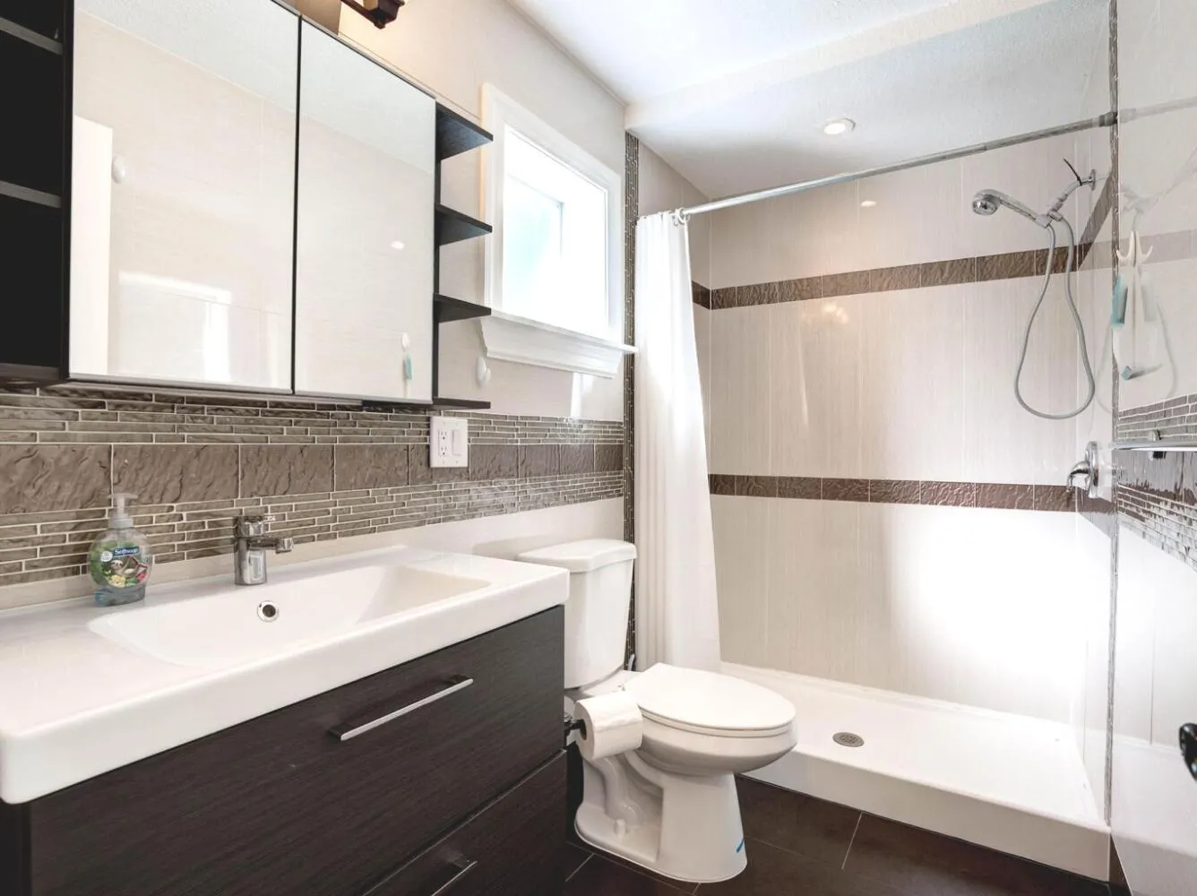 Private bathroom w/ walk-in shower