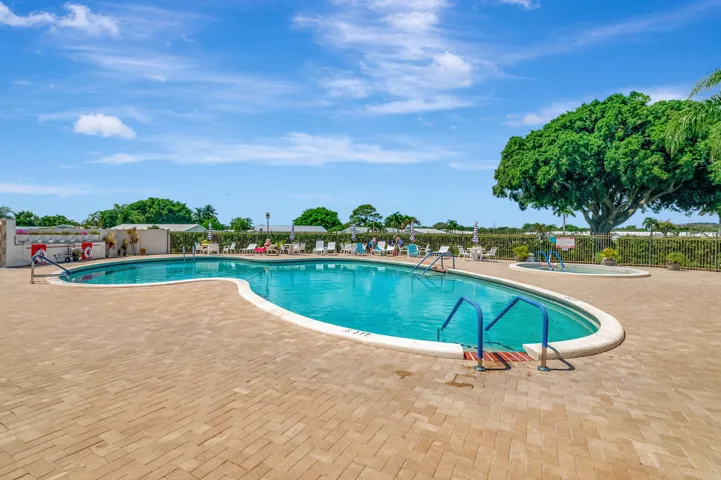 Clubhouse in walking distance!