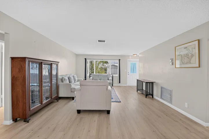 Oversized Living/Family Room