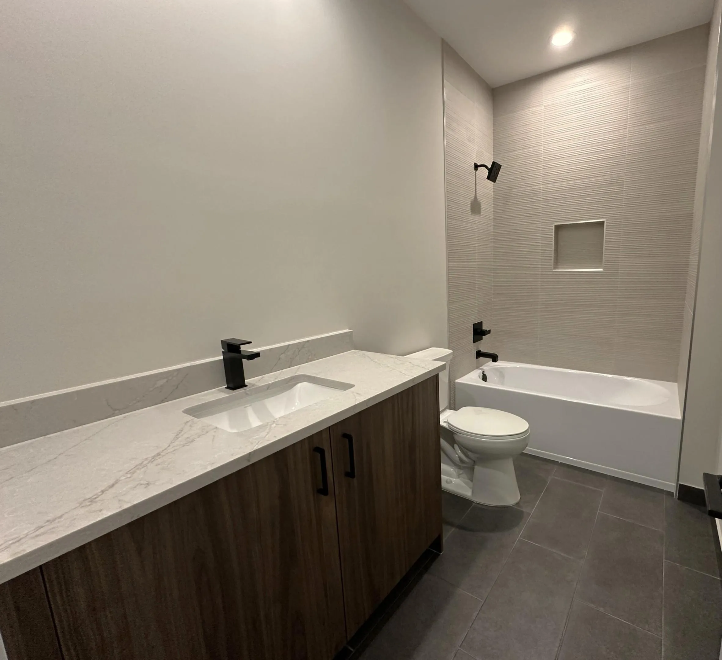 En-Suite Bath #4