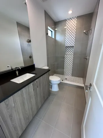 En-Suite Bath #4