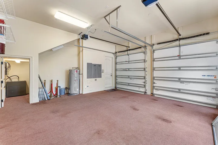 Spacious garage, can accomodate a lift