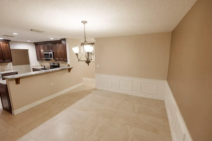 FLORIDA ROOM - Great open area, breakfast counter