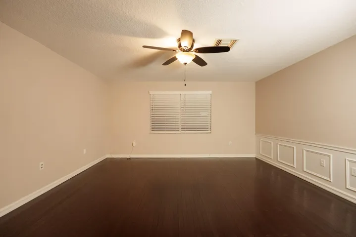 LARGE PRIMARY BEDROOM - Plenty of room for sitting area.