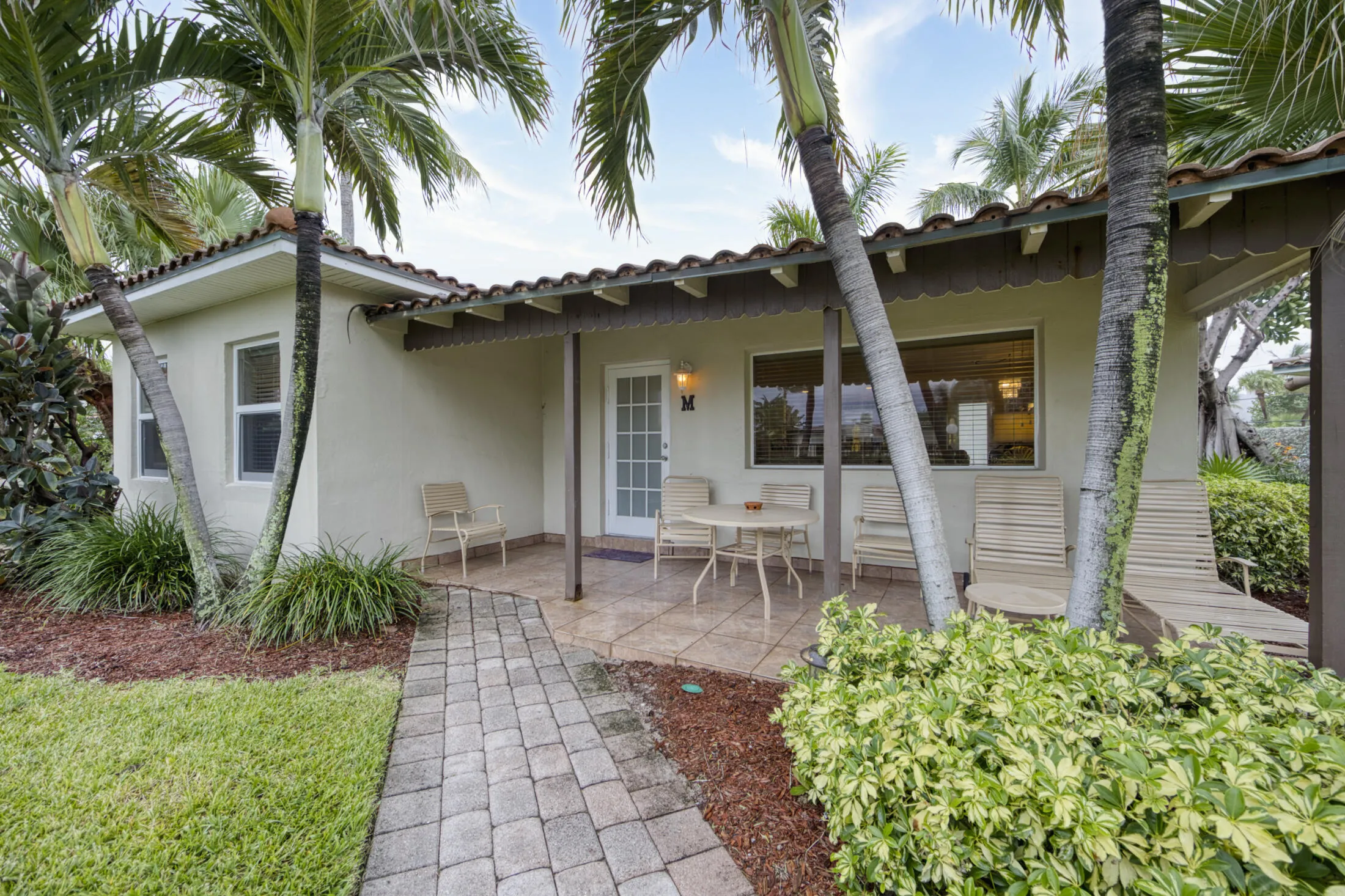 26 tiki hut (2019_03_07 21_30_20 UTC)
