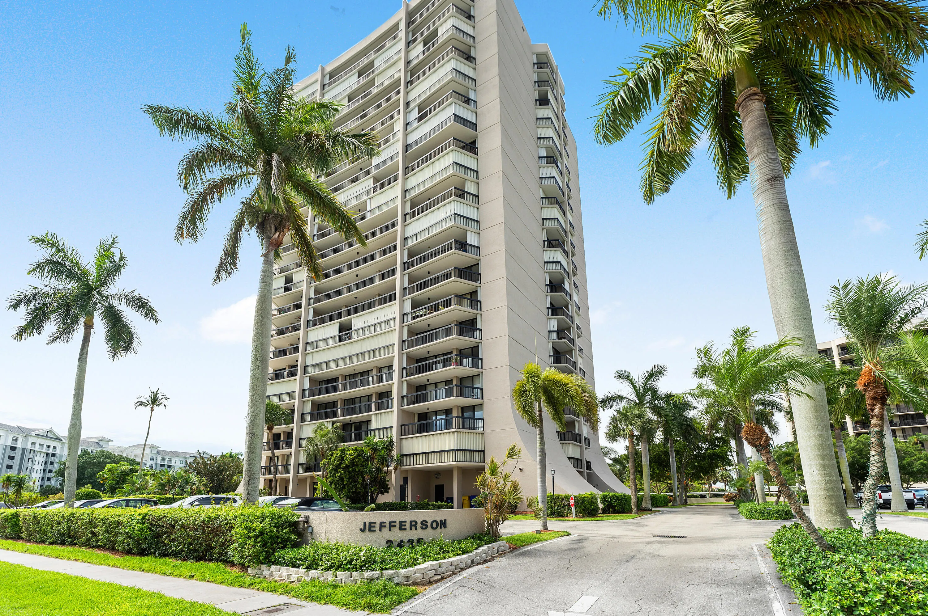 002-2425PresidentialWay-PH-WestPalmBeach