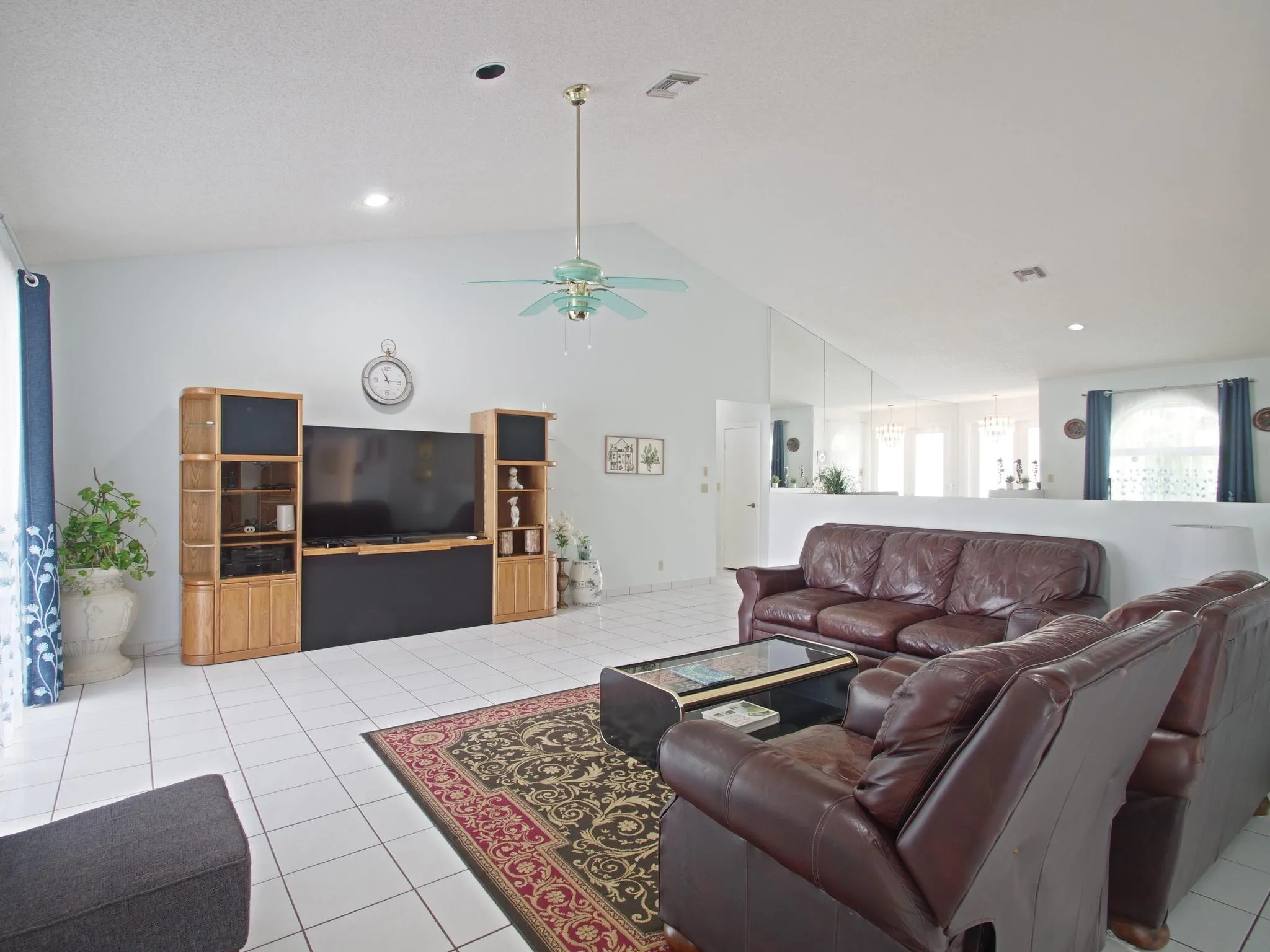 009-019-Family Room 2-2048x1536