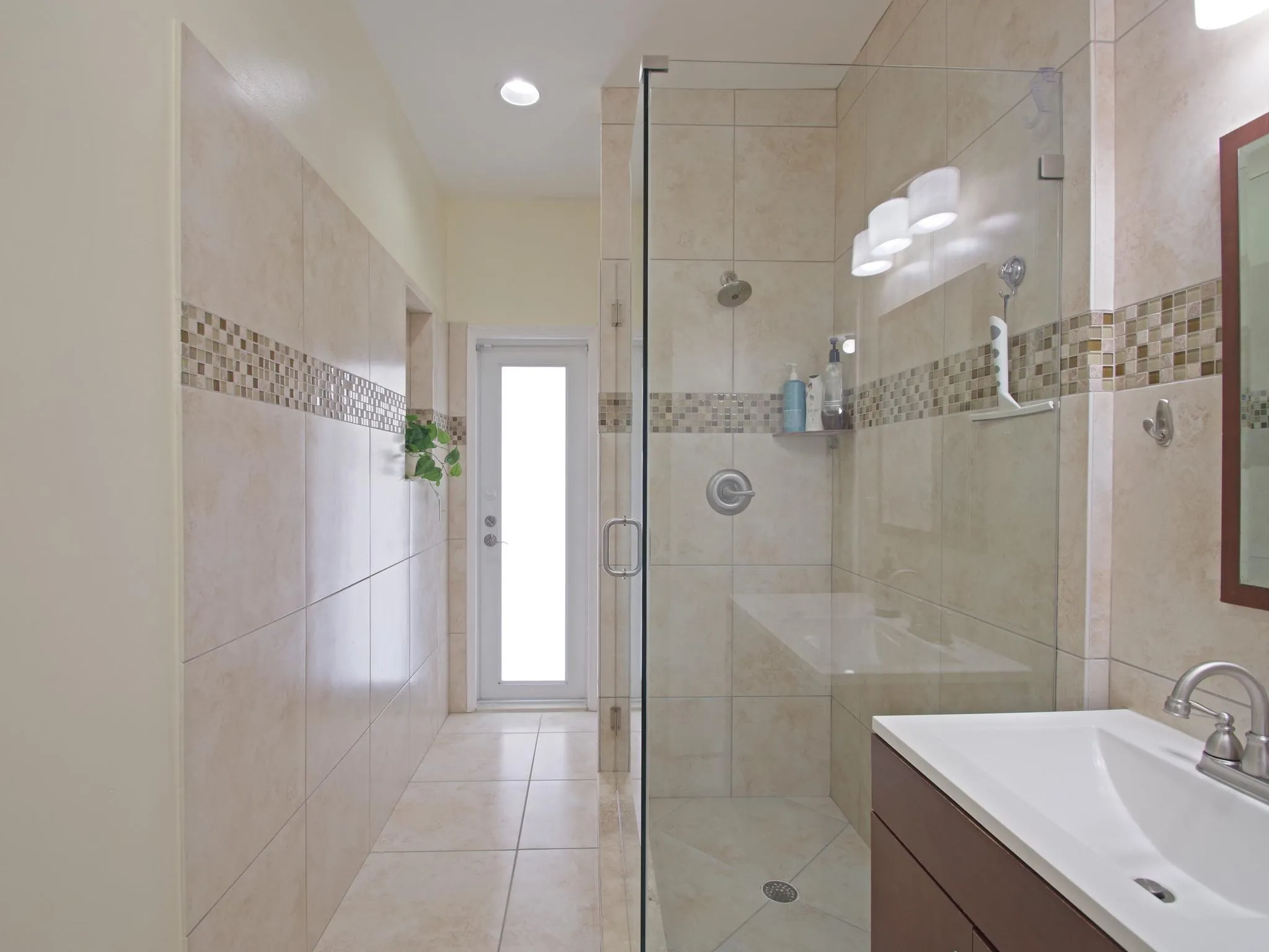 019-038-Guest Bathroom with-2048x1536