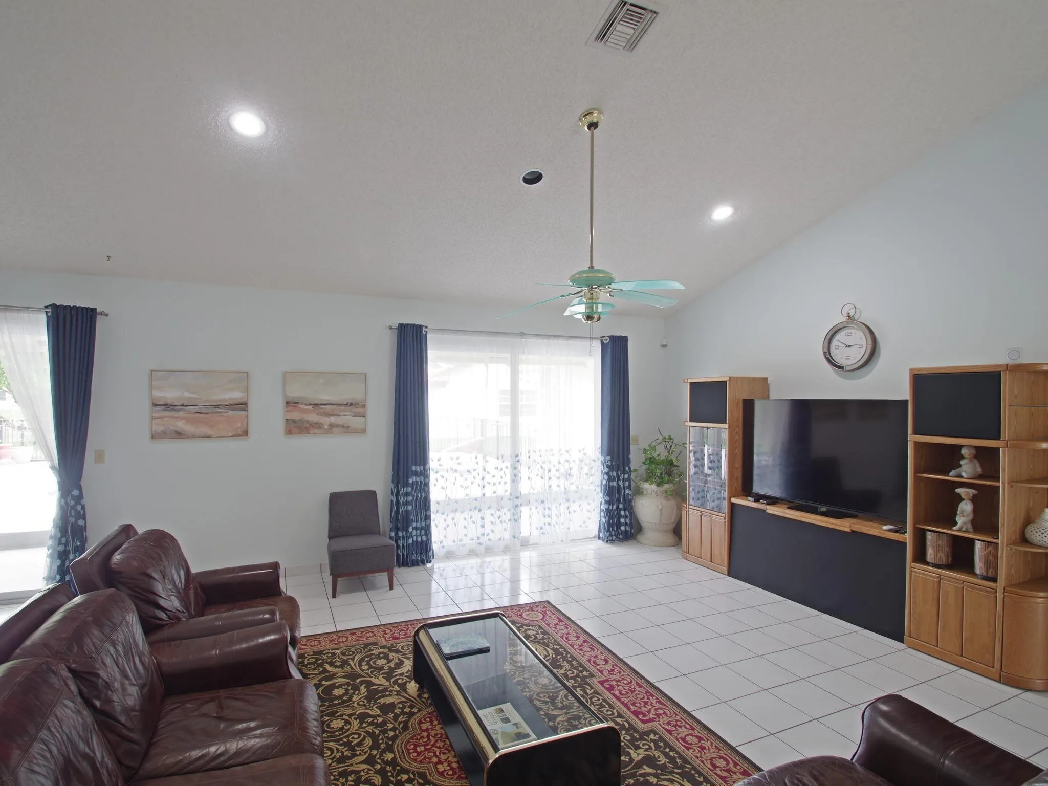 008-039-Family Room1-2048x1536