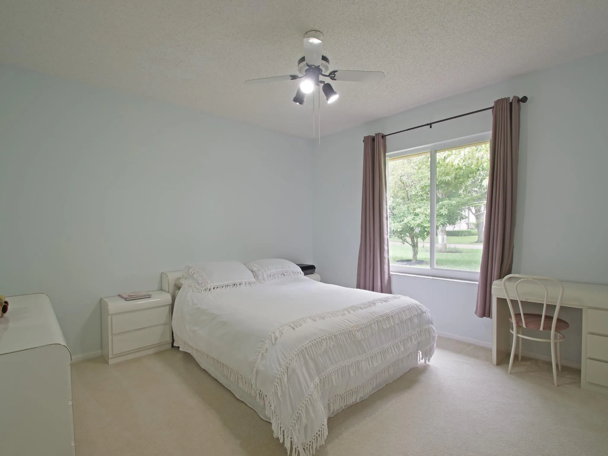 025-037-Middle Bedroom 1-2048x1536