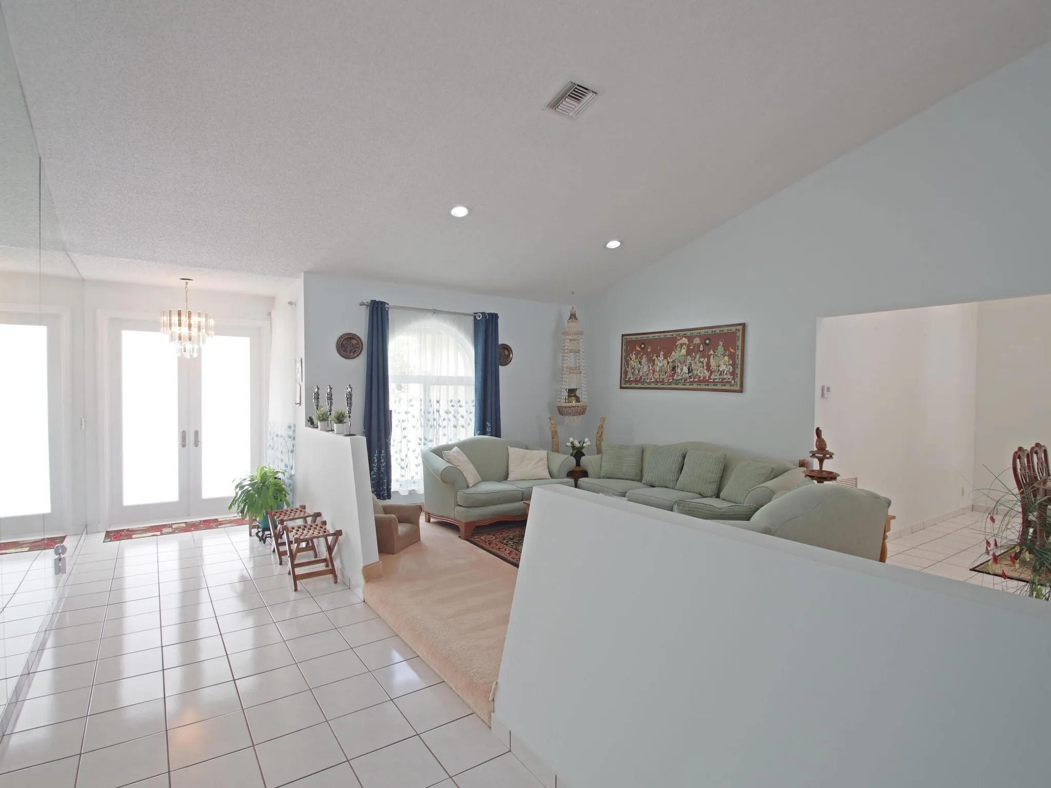 014-034-Foyer and Living-2048x1536