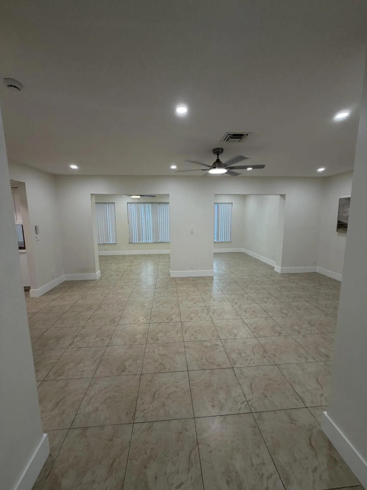 180 SW 77 Ave Margate living room entran