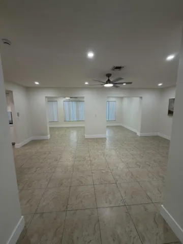 180 SW 77 Ave Margate living room entran