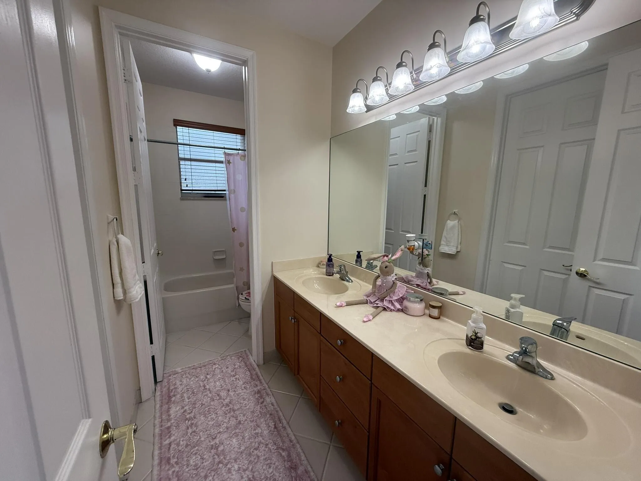 Full Bathroom for Bedroom 2