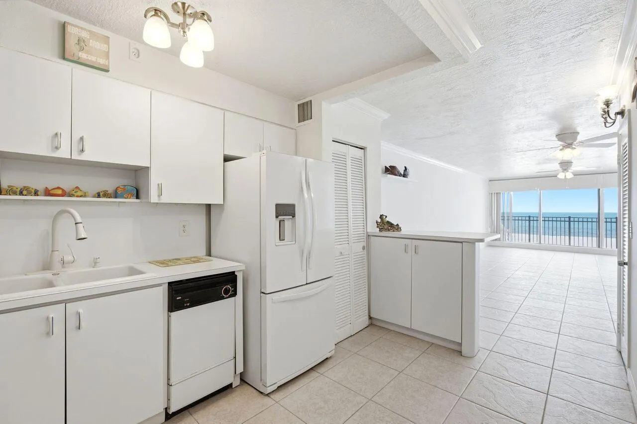 Kitchen has all appliances and washer/dryer in unit