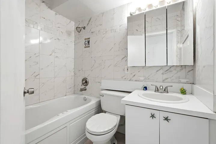 Guest full second bathroom