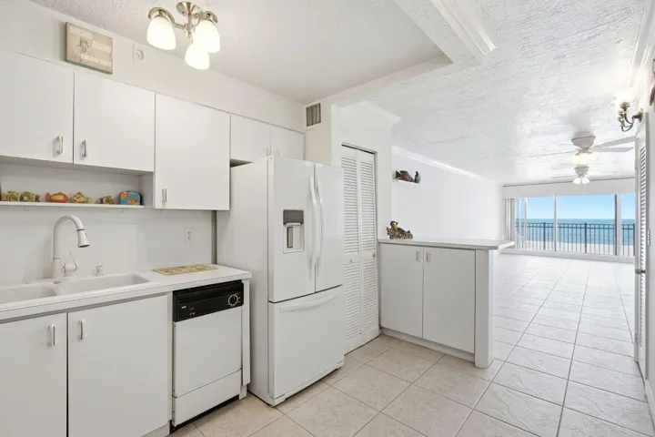Kitchen has all appliances and washer/dryer in unit