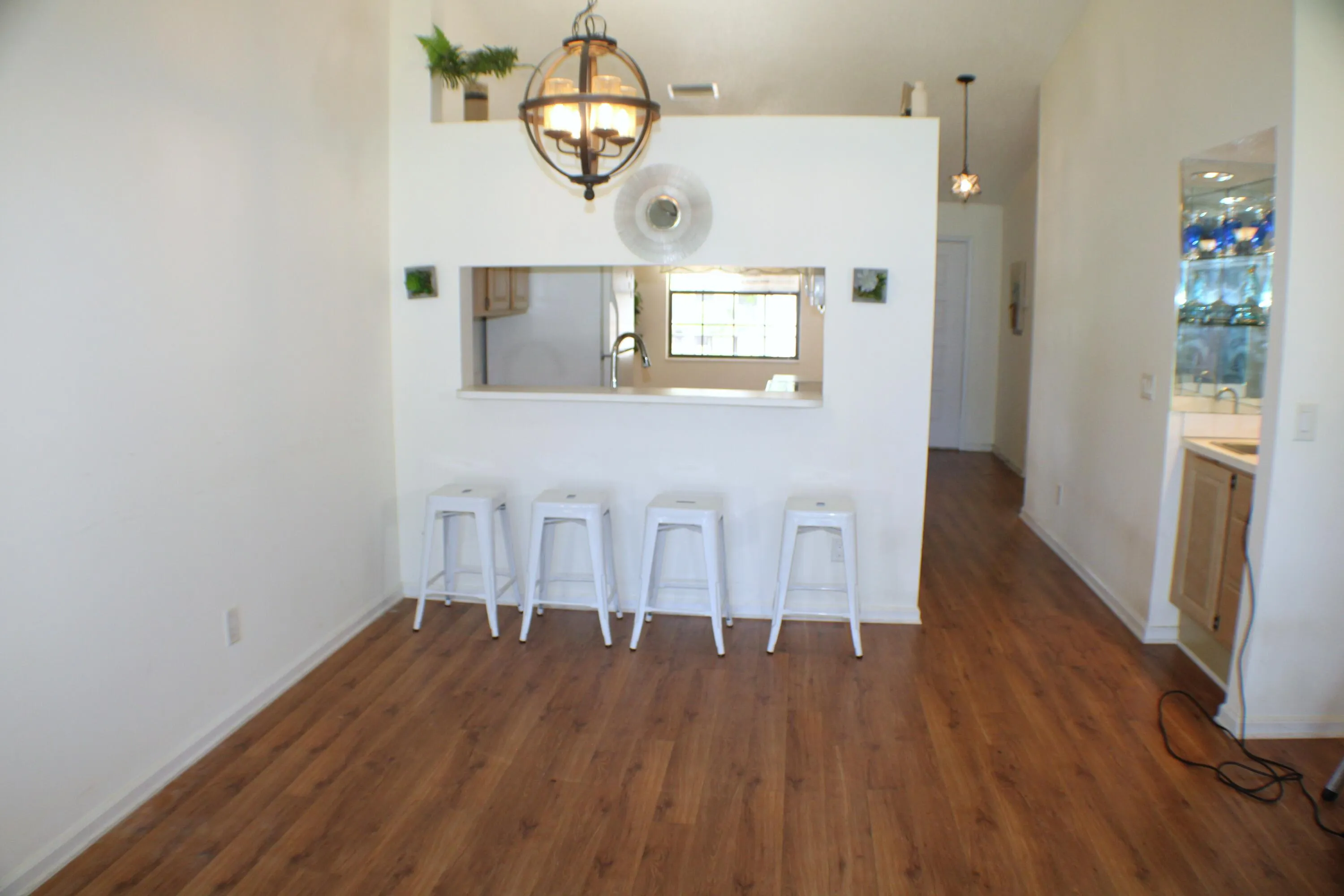 Living, breakfast bar