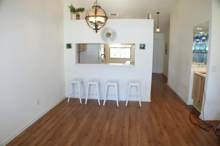 Living, breakfast bar