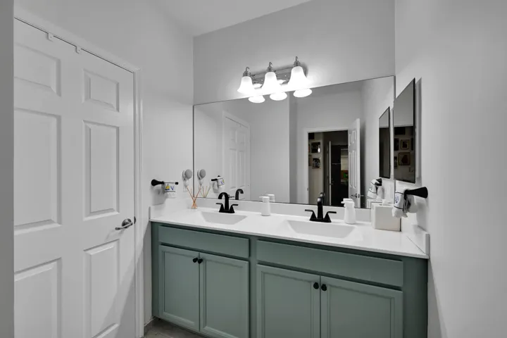 2nd Full Bathroom Upstairs