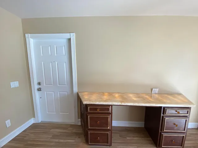 Onyx desk
