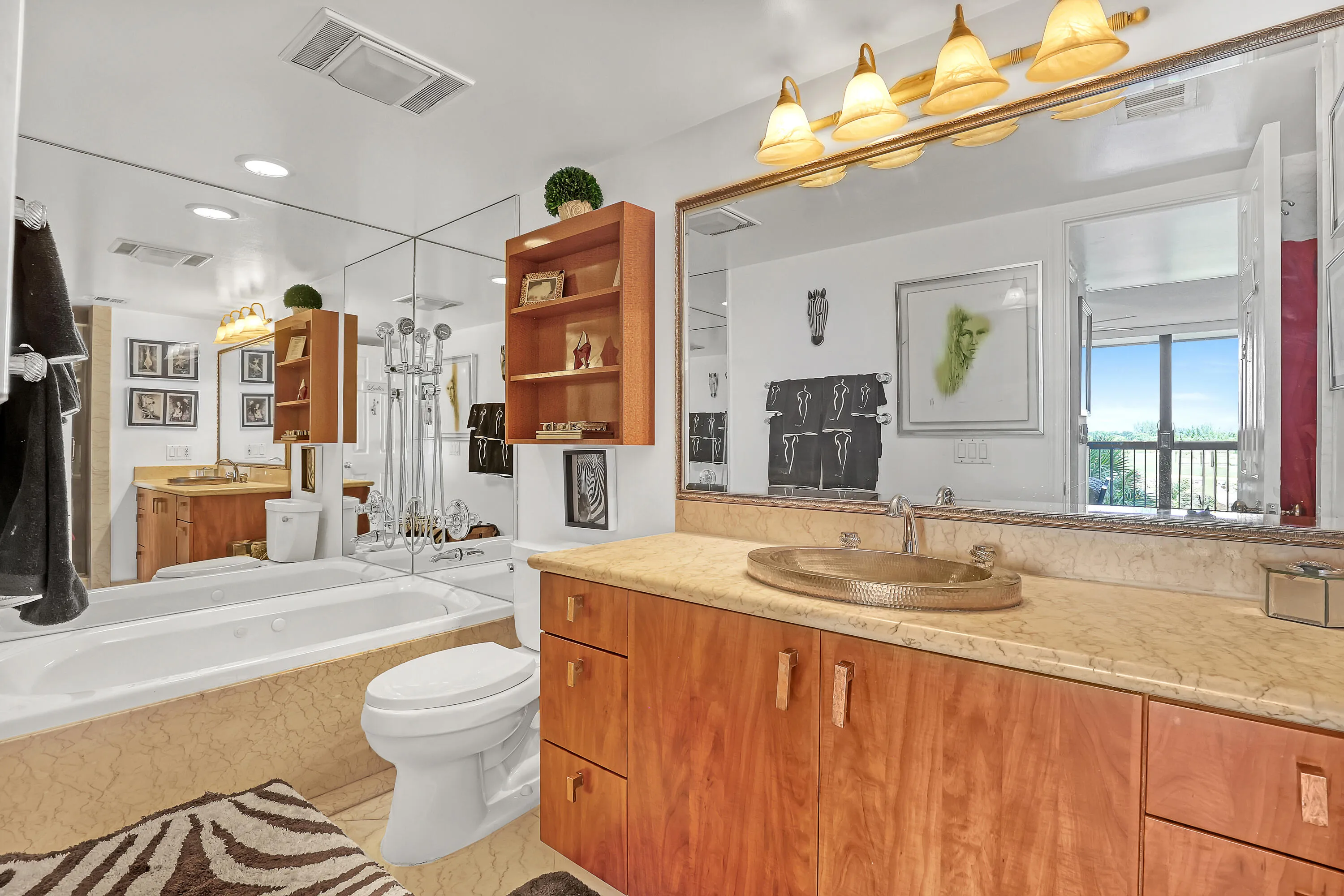 Spacious bath, ready to refresh