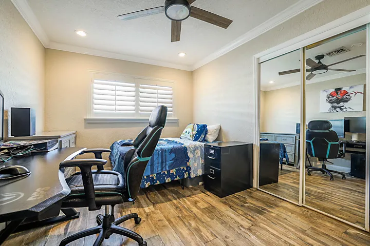 2620 NE 53rd St -23