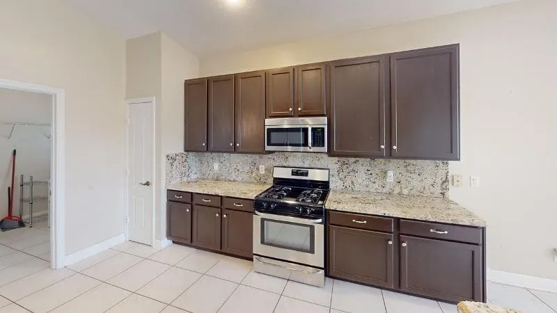 895-SW-Lake-Charles-Circle-Kitchen 1