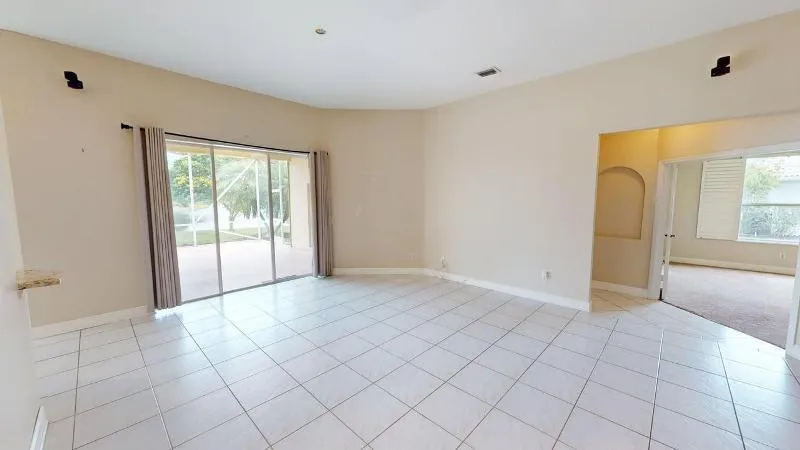 895-SW-Lake-Charles-Circle-06122026_1225