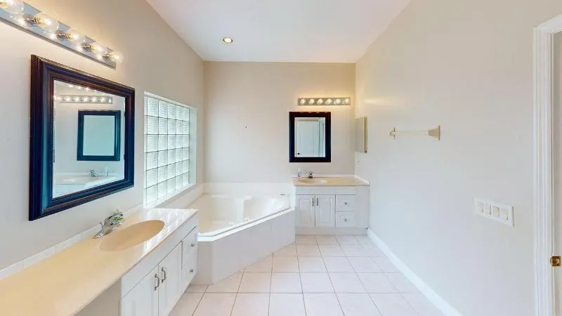 895-SW-Lake-Charles-Circle-Bathroom 2