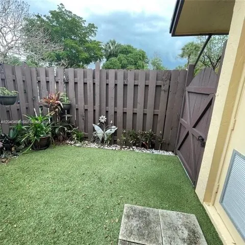 Front fenced yard