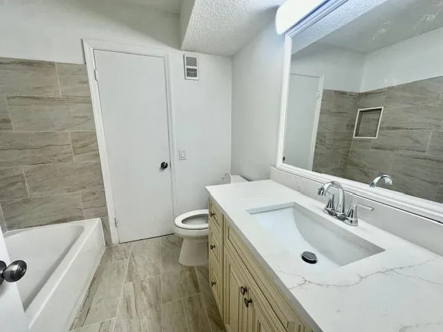 Bathroom between Bedrooms