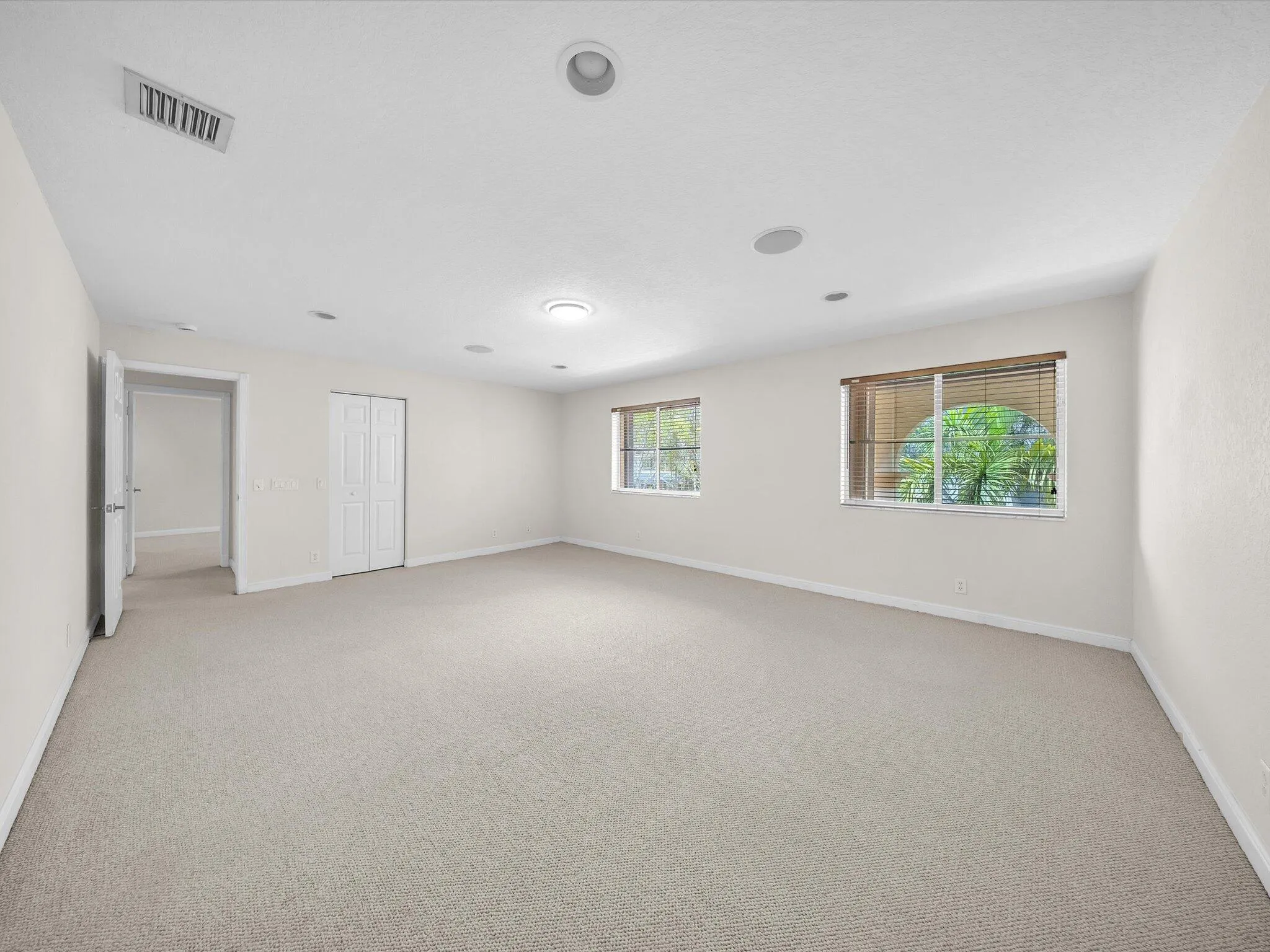 Large bedroom 4