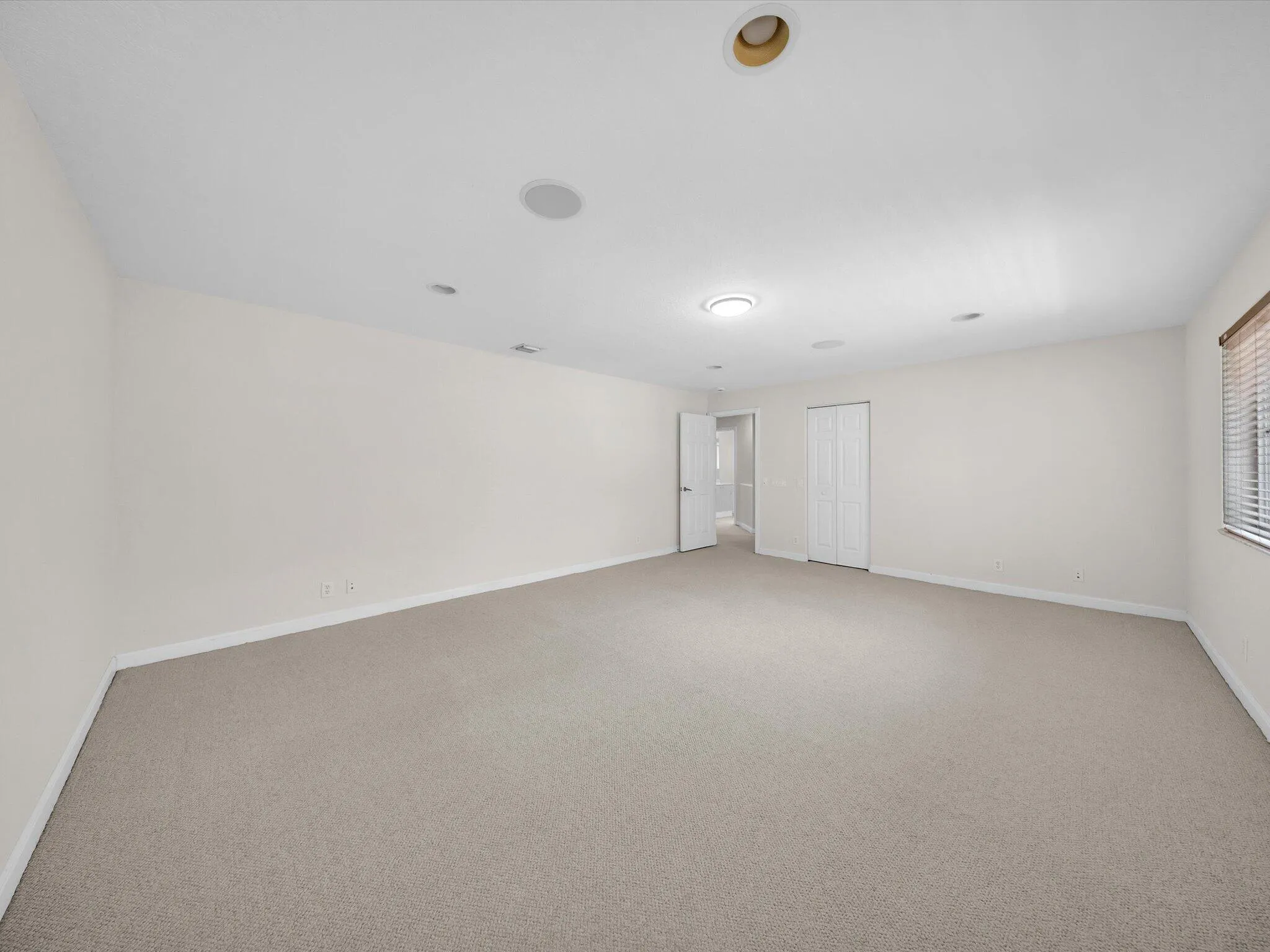 Large bedroom 4