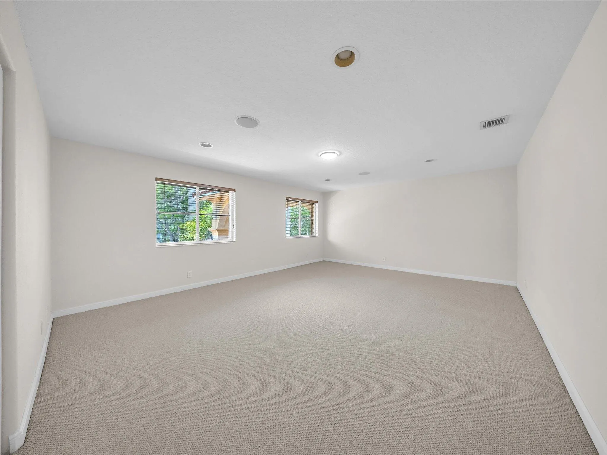 Large bedroom 4