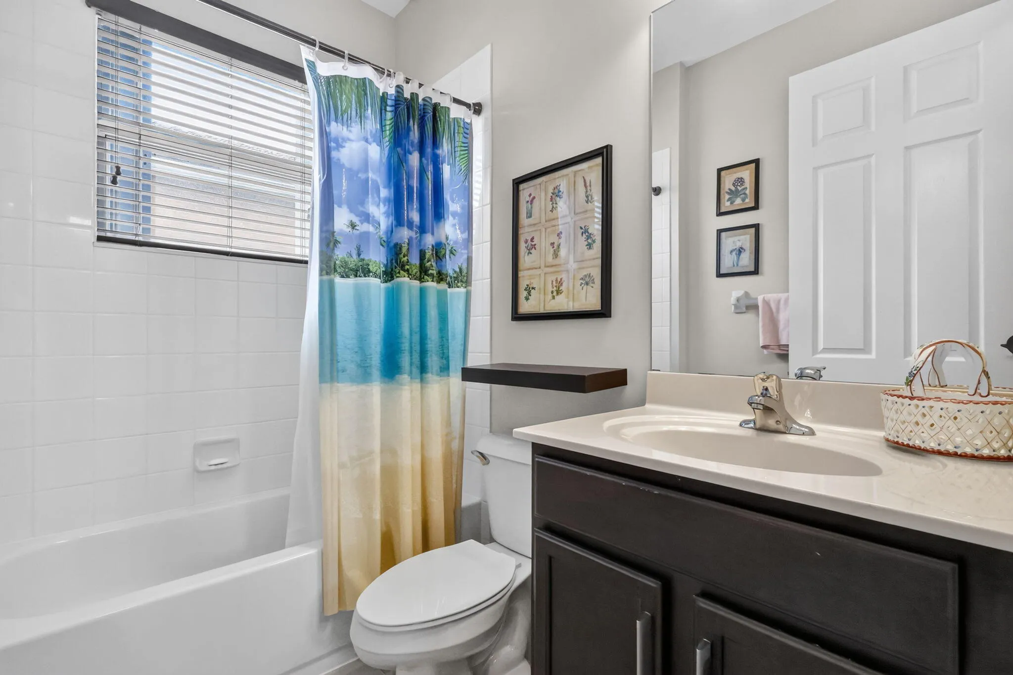 Downstairs guest full bath