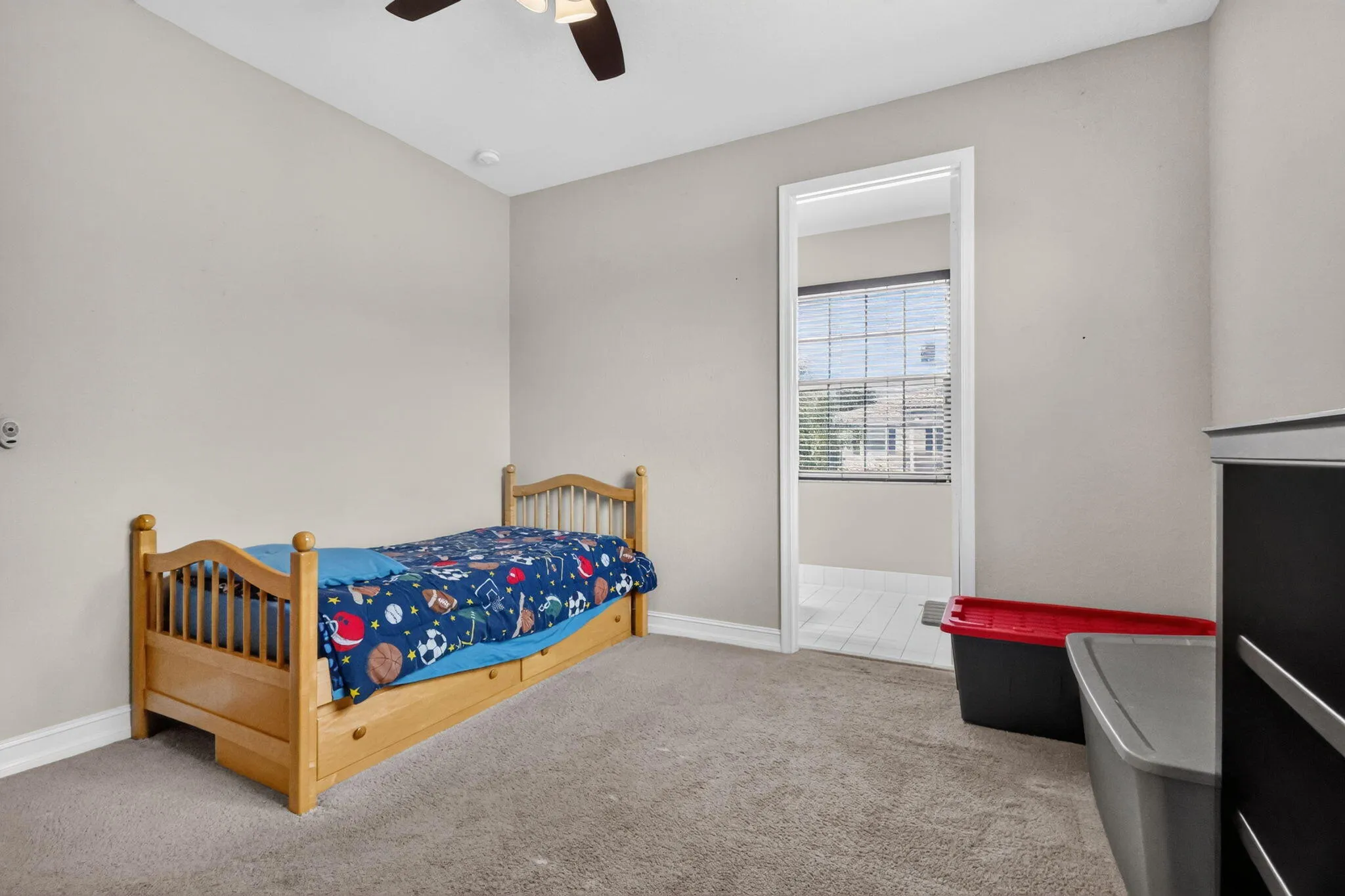 Upstairs guest bedroom w/ensute shared bath