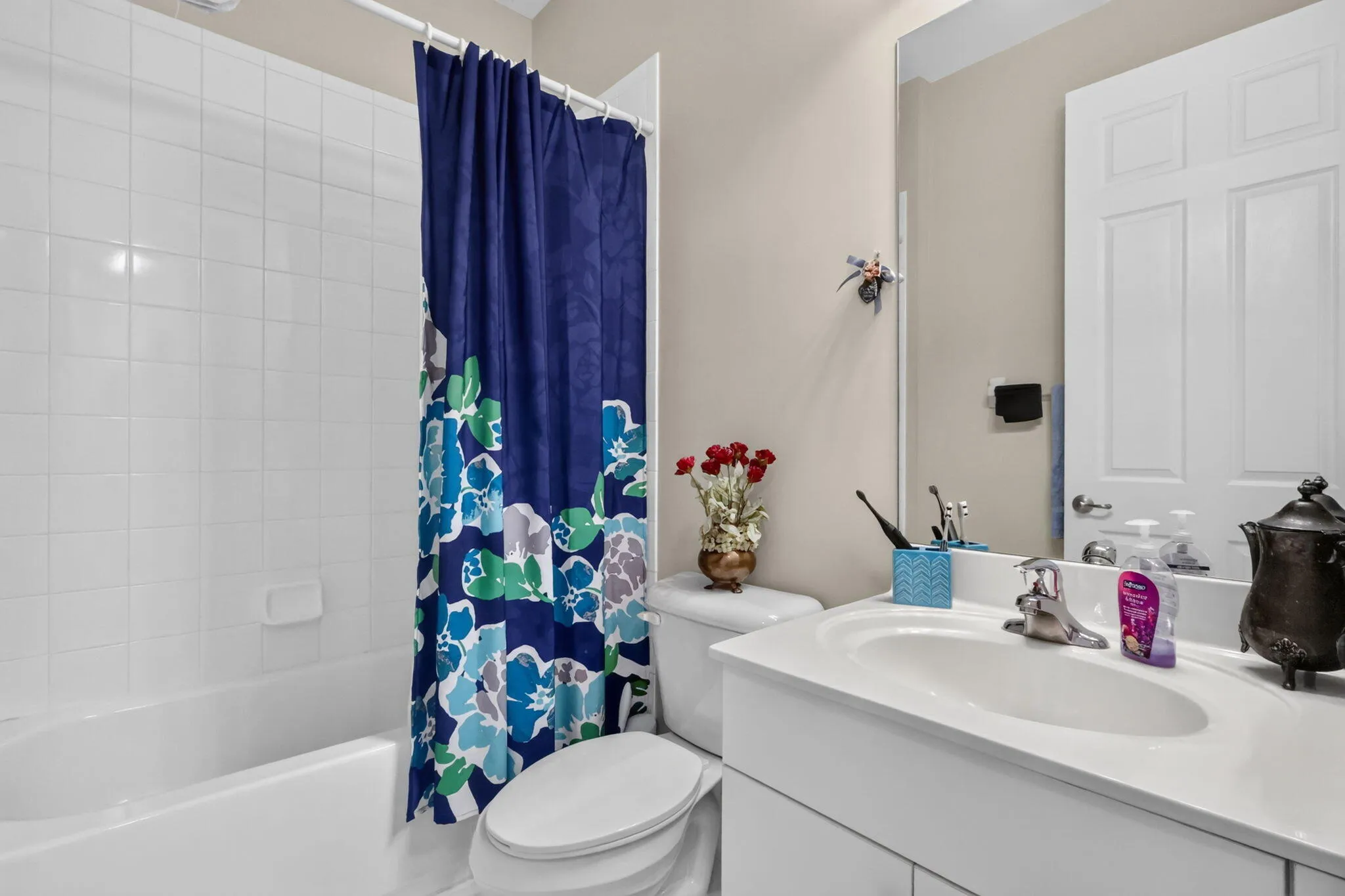 Upstairs guest bath