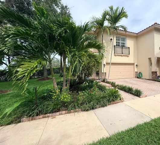 Corner Unit on End-of-Street, with Beautiful Front View of Historical Tree and Open Grass Area on Side