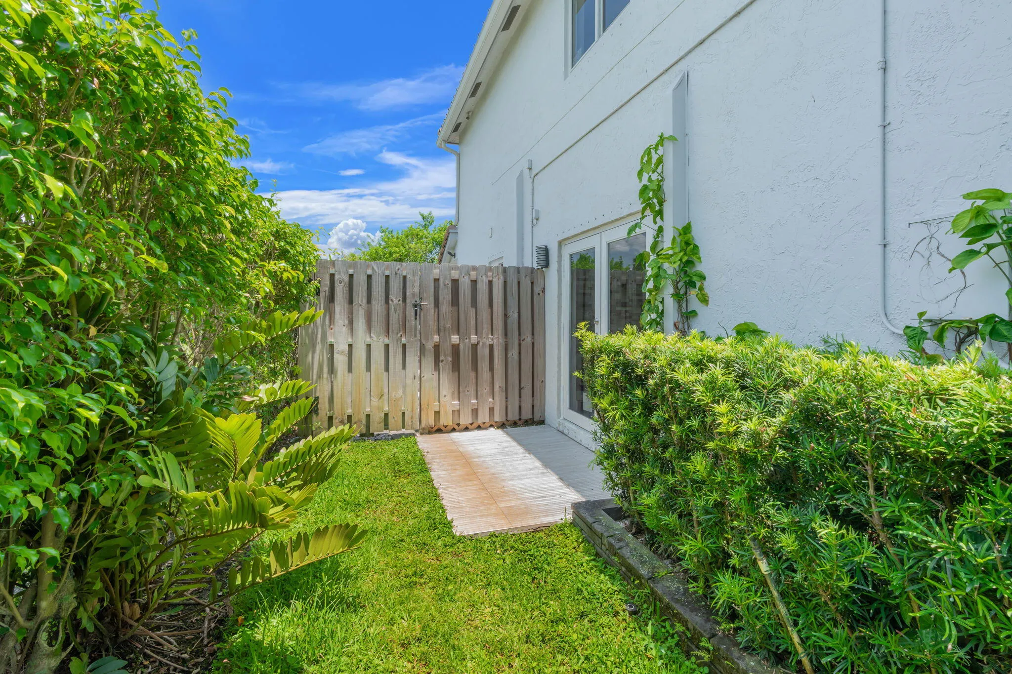 45-web-or-mls-52 Gables Blvd Weston, FL-
