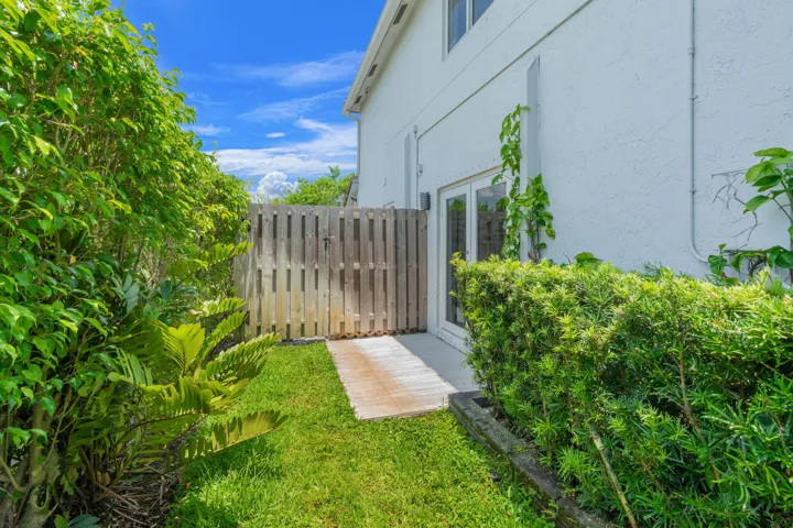 45-web-or-mls-52 Gables Blvd Weston, FL-